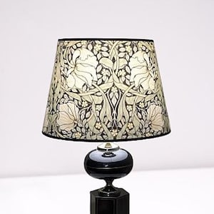 Pantalla de lámpara Art Nouveau de William Morris, de tamaño mediano, de forma trapezoidal o rectangular.