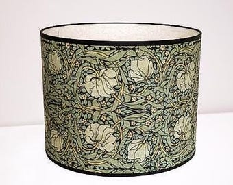 LAMPENSCHIRM im Jugendstil, Design von William Morris, eleganter Stoff in Grüntönen.