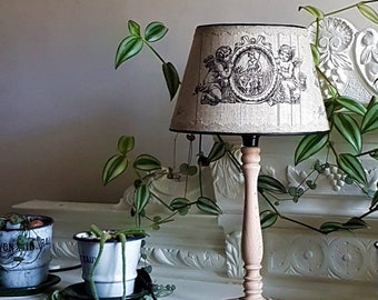 Petite lampe romantique "campagne chic"  pied en bois,  abat-jour en lin, bordure dentelle ancienne