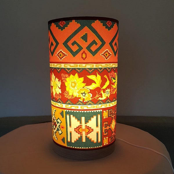 LAMPE couleurs chatoyantes style ethnique (Amérindien), pied bois, diamètre 20 cm