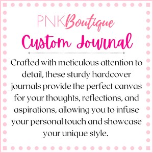 Pode incluir: Gr&aacute;fico rosa e branco com o texto "PNK Boutique Custom Journal". O texto descreve um di&aacute;rio elaborado com aten&ccedil;&atilde;o meticulosa aos detalhes, uma capa dura resistente e uma tela perfeita para pensamentos, reflex&otilde;es e aspira&ccedil;&otilde;es.