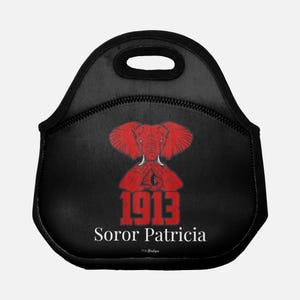 Könnte beinhalten: Schwarze isolierte Lunch-Tasche mit einem roten Elefanten-Motiv, dem Text "1913" und den Worten "Soror Patricia".