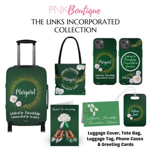 Pode incluir: Um conjunto de malas, bolsas de m&atilde;o, capas de telefone, etiquetas de bagagem e cart&otilde;es de felicita&ccedil;&otilde;es personalizados em verde e dourado. Os artigos apresentam um design de rosa branca e o texto "Linked in Friendship, Connected in Service".