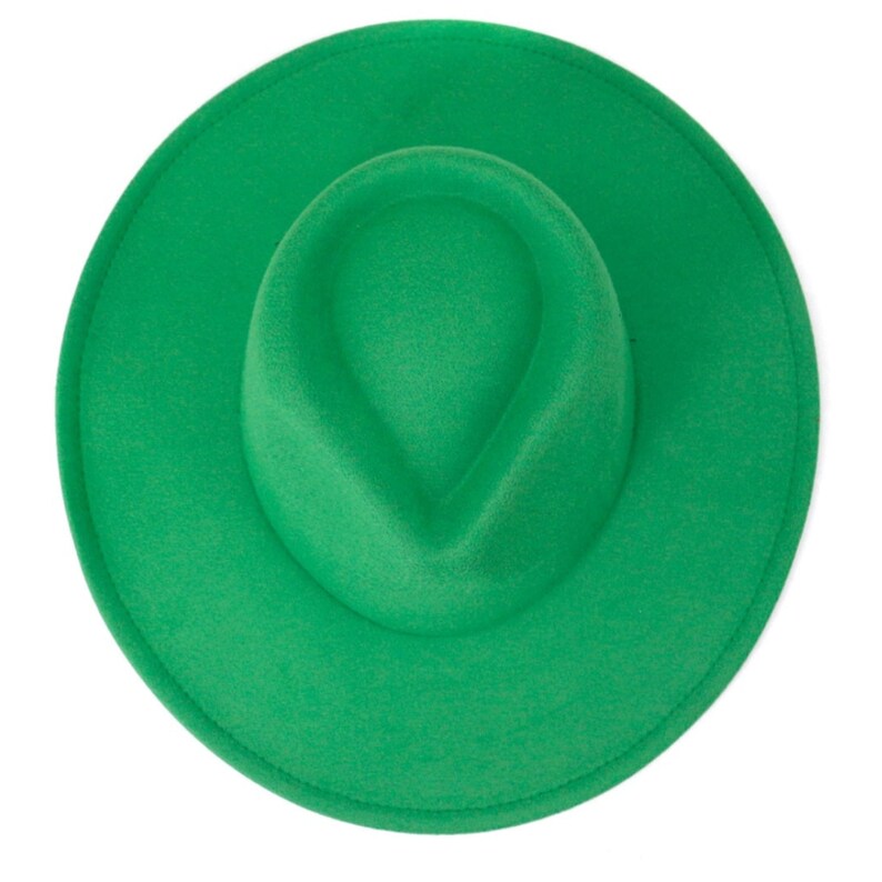 Op de afbeelding: Een effen groene fedora-hoed met een brede rand.
