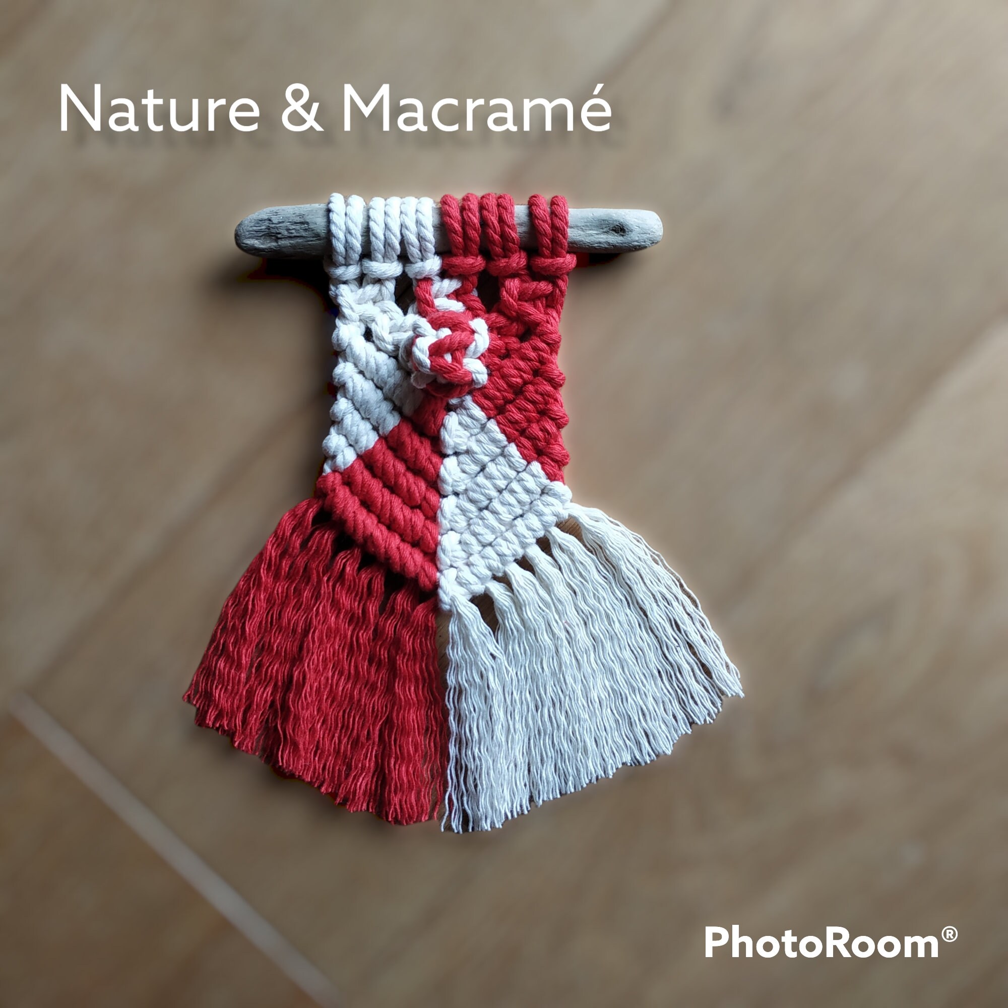 Petite Décoration Murale à Suspendre en Macramé et Bois Flotté, Rouge Écrue