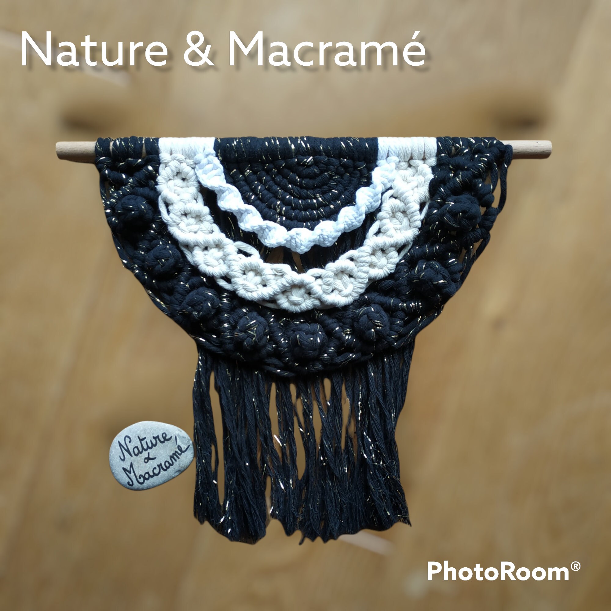 Décoration Murale à Suspendre en Macramé Couleur Écru, Noir et Or