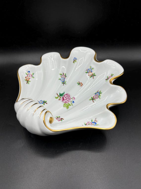 Vintage Herend Hungary Queen Victoria Shell With Handpainted