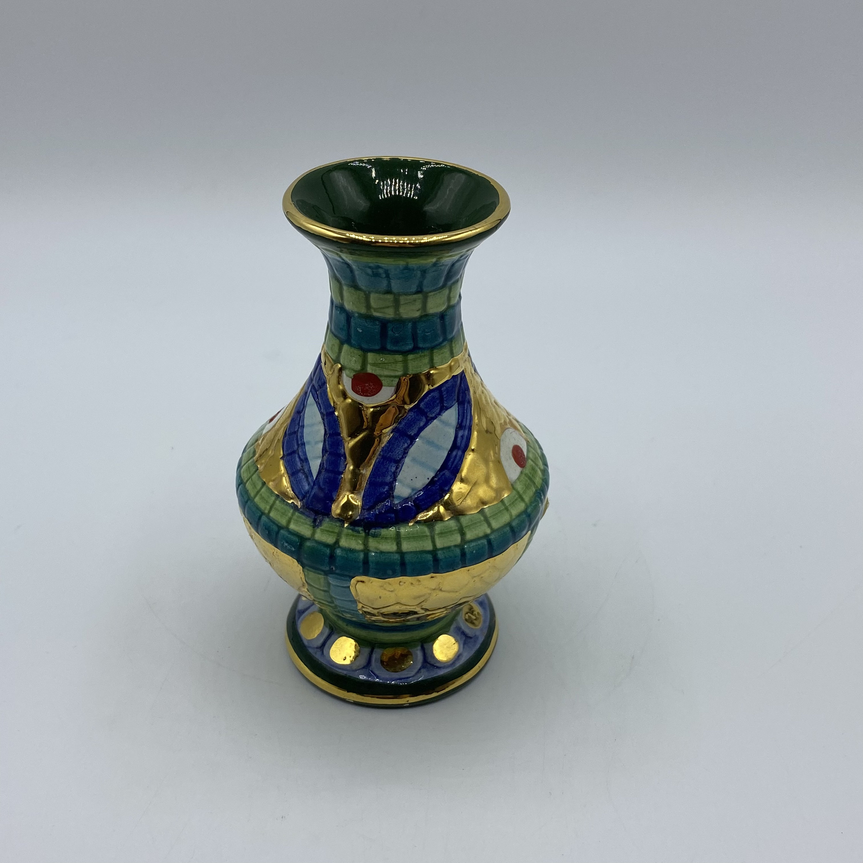 緑色 八角形 鉄製花瓶 浮彫り模様 緑色 八角形 鉄製花瓶 浮彫り模様