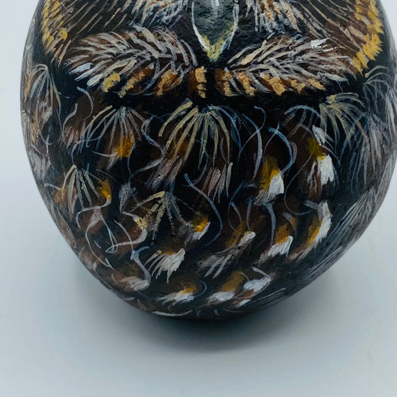 アーティストのサイン入り、手描きのフクロウの石 - Etsy 日本