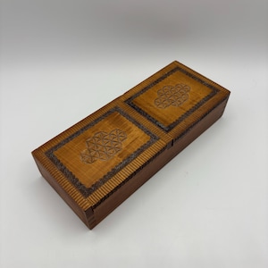 Caja de almacenamiento de naipes tallada en madera pirográfica MCM vintage, caja de almacenamiento de madera de 2 compartimentos con tapa con bisagras de 9"