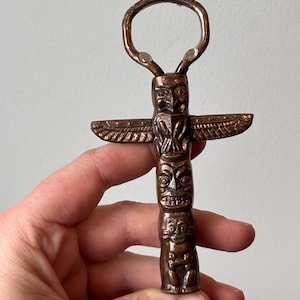 Abridor de garrafas vintage Thunderbird Totem, em bronze fundido.
