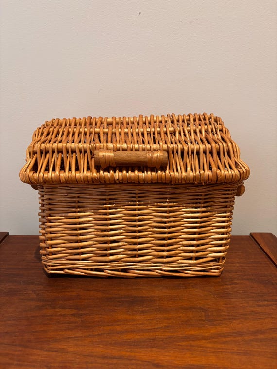 Vintage Woven Wicker Treasure Chest Basket With Lid - Etsy Finland