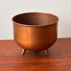 Macetero vintage de estilo MCM con base de cobre.