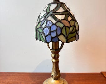Lámpara de mesa pequeña estilo Tiffany vintage con pantalla de vidrieras azules en forma de flor.