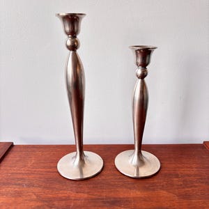 Juego de 2 candelabros vintage contemporáneos con acabado en peltre