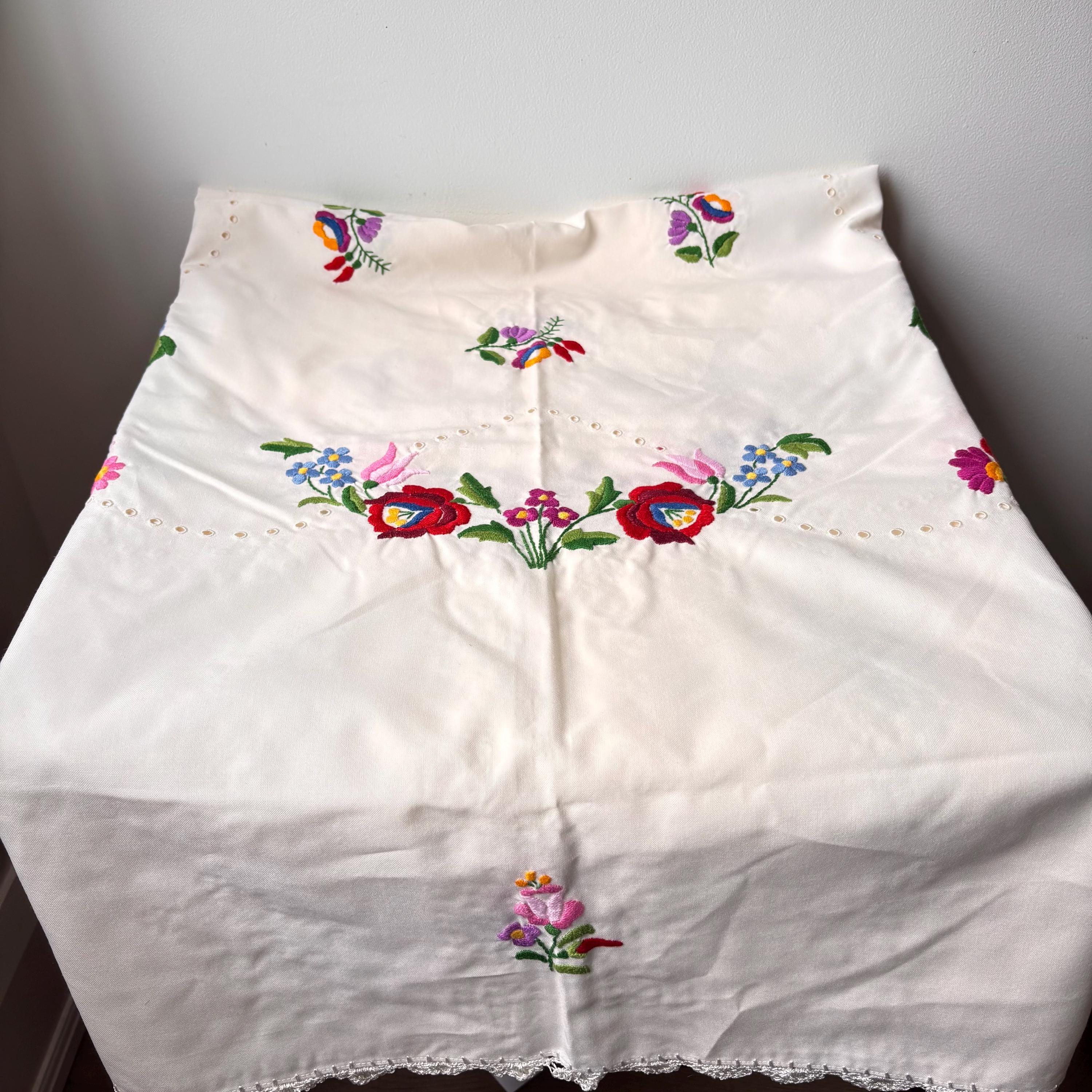 Vintage Embroidered Hungarian Tablecloth - Etsy