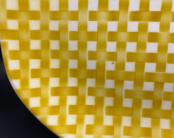 ソブリン・ポタリーのヴィンテージイエローバスケット織り模様プレート