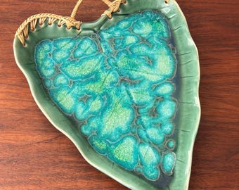 Bandeja decorativa de cerámica artística con esmalte cristalino verde en forma de corazón (28 x 20 cm)
