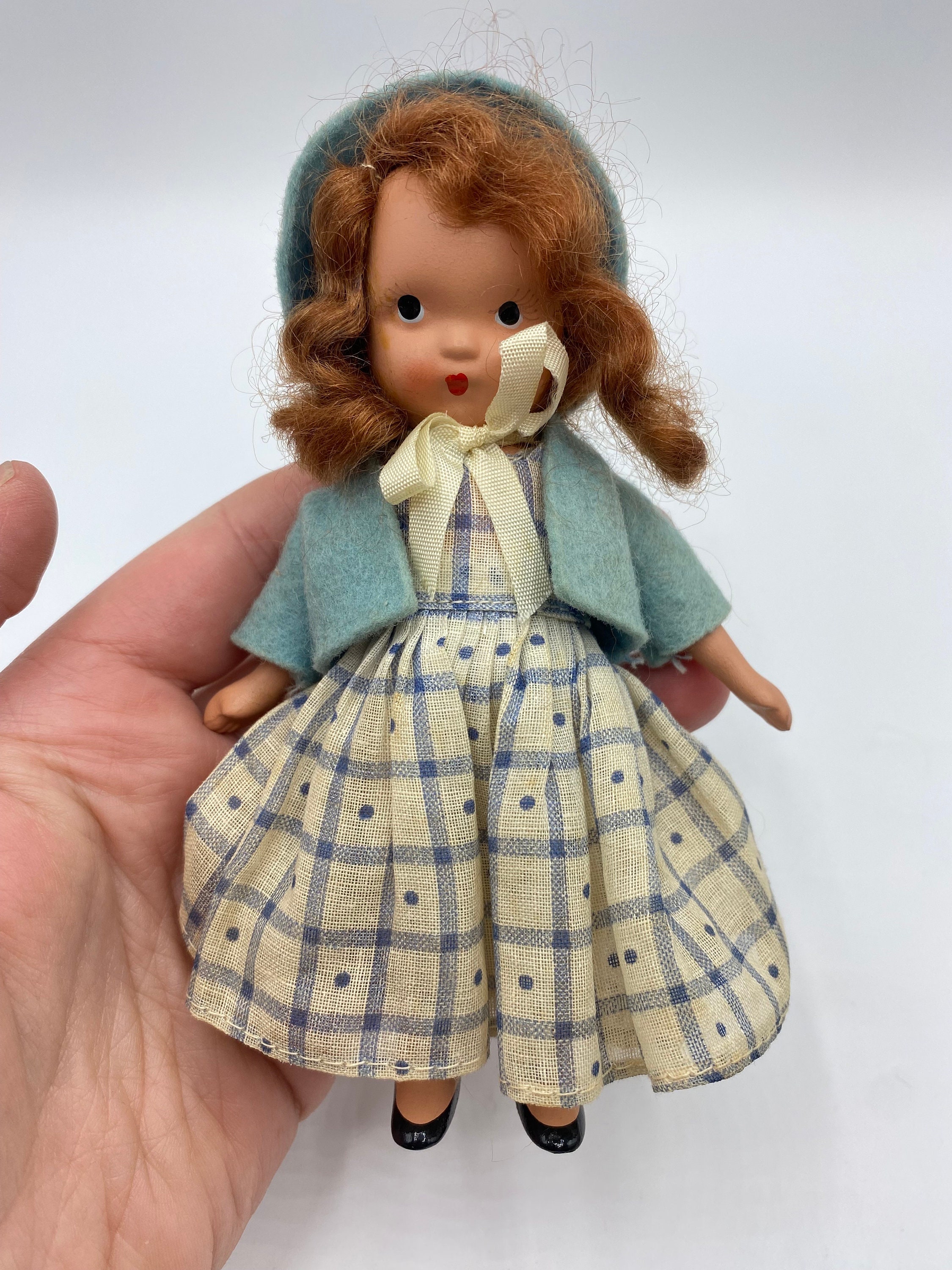 Statuette ancienne Petite fille avec sa poupée biscuit France Antique