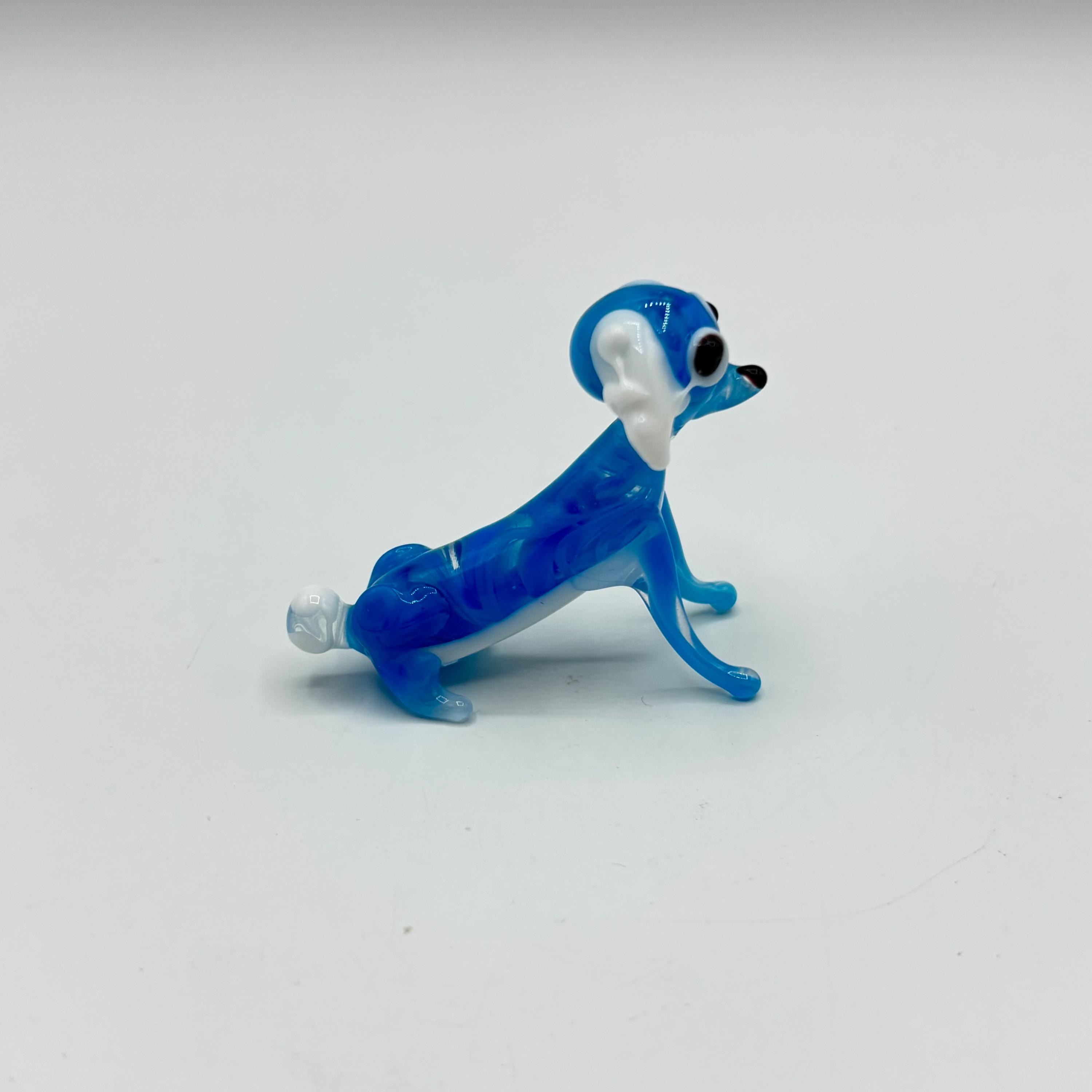 ヴィンテージビミニスタイルアートガラス犬置物：青と白のミニチュア