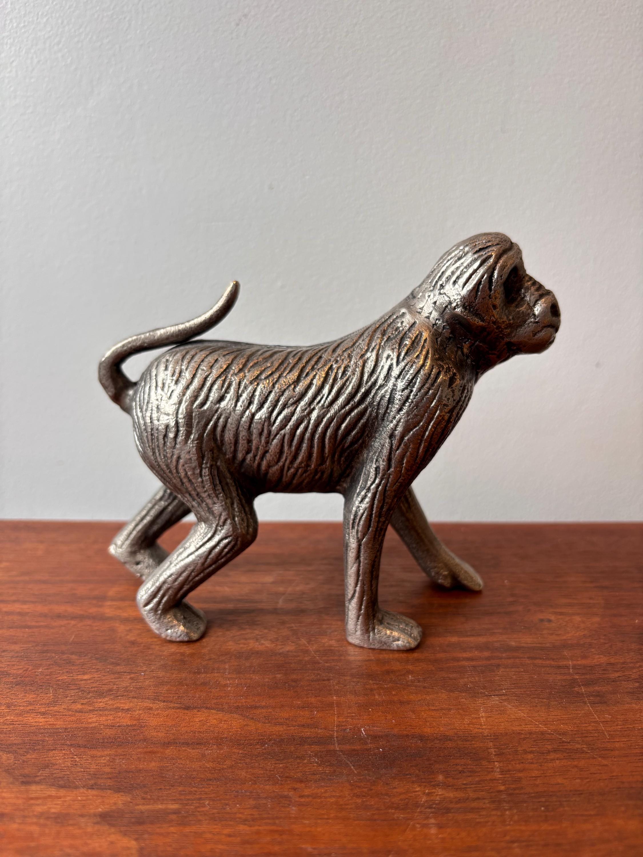 鋳鉄製の徘徊する猿の置物：現代的な棚飾り（5.75インチ） - Etsy 日本