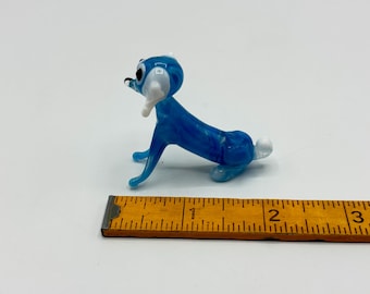 ヴィンテージビミニスタイルアートガラス犬置物：青と白のミニチュア