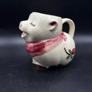 vintage Shawnee Pottery Smiley Pig avec cils pichet crème avec noeud rouge et fleur de trèfle