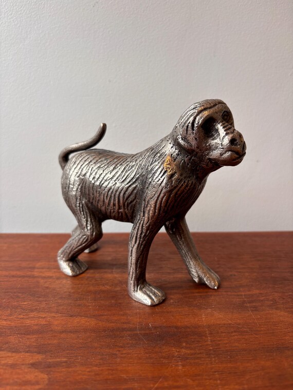 鋳鉄製の徘徊する猿の置物：現代的な棚飾り（5.75インチ） - Etsy 日本