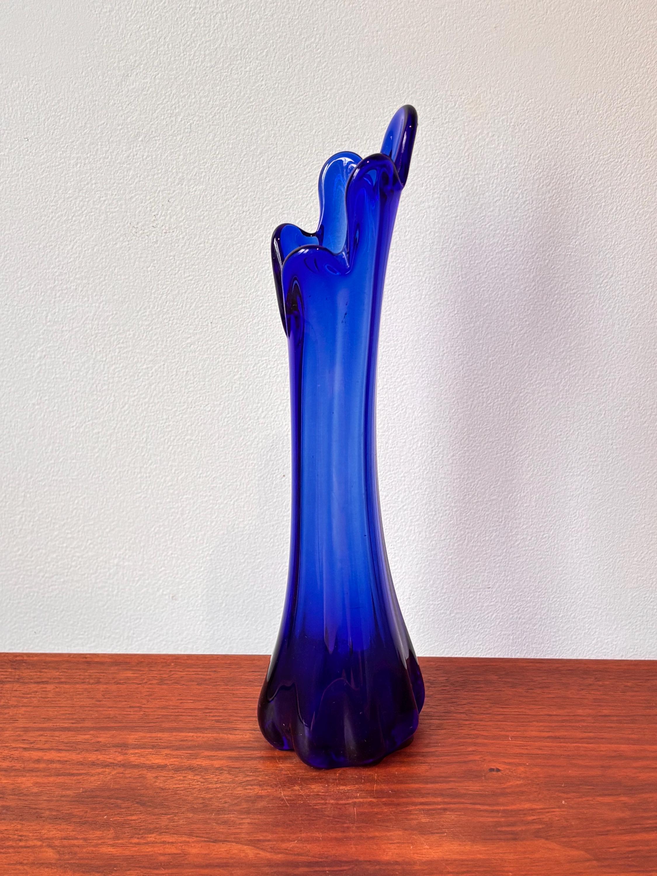 ヴィンテージ コバルトブルー スイングガラス花瓶：MCM 彫刻アート装飾