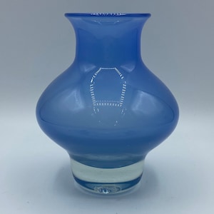 Wazon ze szkła artystycznego, ręcznie dmuchany, w kolorze periwinkle blue, sygnowany przez Thorn Glass Studio