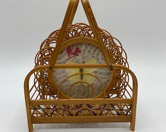 Peut inclure: Ensemble de six sous-verres en bambou tissé avec un motif de papillon. Les sous-verres sont empilés dans un support avec une poignée.