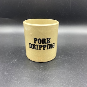 以下が含まれることがあります： 黒文字で「PORK DRIPPING」と印刷されたベージュのセラミック容器