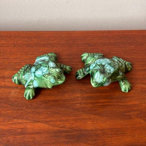 Vintage Splatterware Ceramic Kissing Frog Figurines