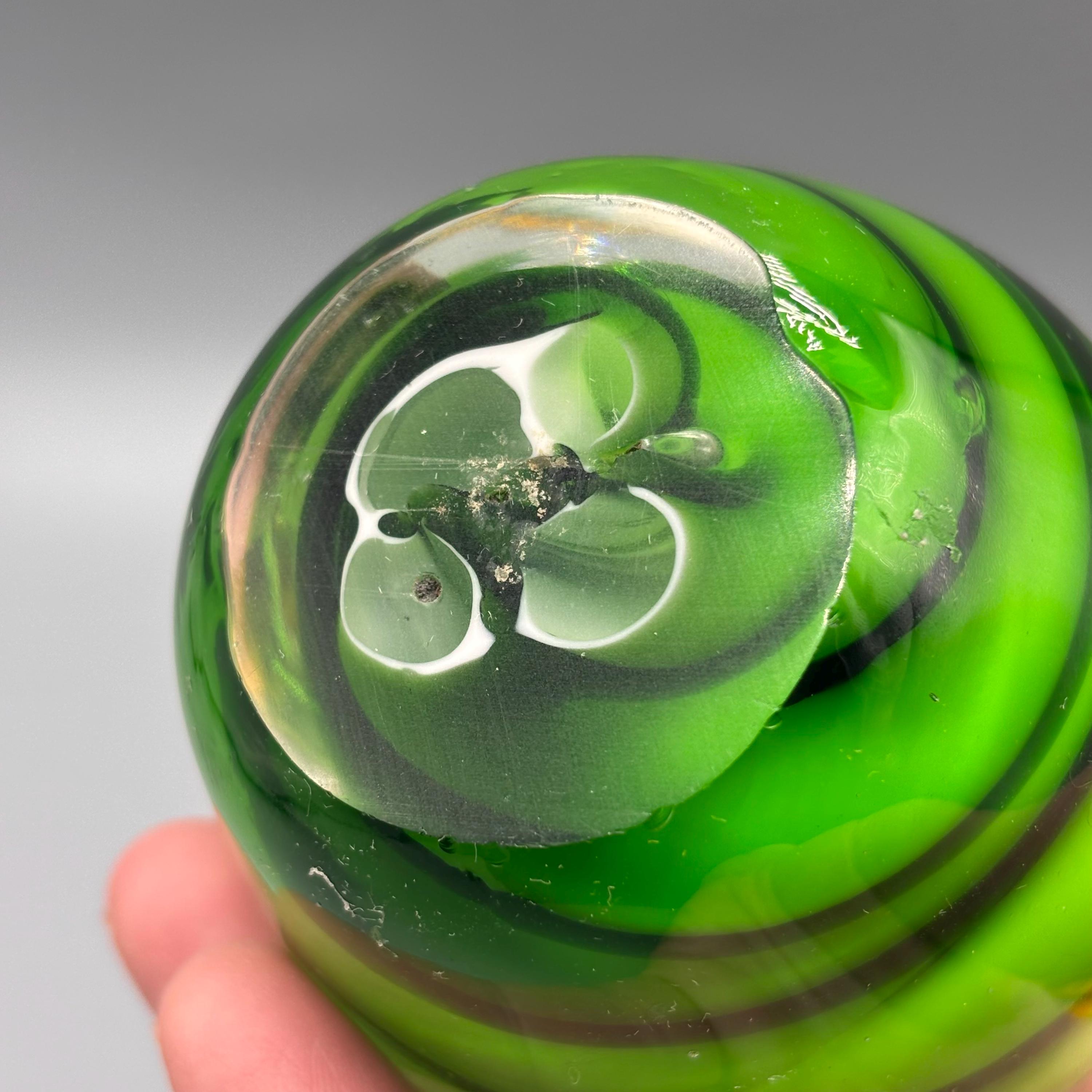 グリーンスワールアートガラスペーパーウェイト：卵型棚飾り - Etsy 日本