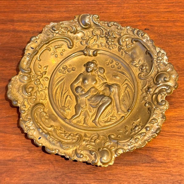 Piatto con base in ottone vintage in stile barocco italiano con motivo in rilievo di donna e cherubino