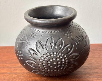 Meksykański wazon z czarnej gliny z rzeźbionymi kwiatami i okrągłym dnem, meksykańska sztuka ludowa Barro Negro, ceramika z Oaxaki 3,5 cala