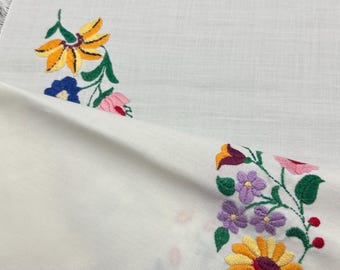 ハンガリーカロチャ刺繍が施されたテーブルランナー ヴィンテージ カロチャ ハンガリー花刺繍テーブルランナー (27インチ