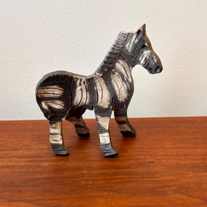 Figurine vintage zèbre plat en poterie raku, poterie Vlodek Tydor (VT), sculptures en poterie raku