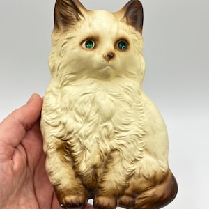 Vintage krijtbord kittenplaquette: kitscherig kattendecor met groene edelsteenogen