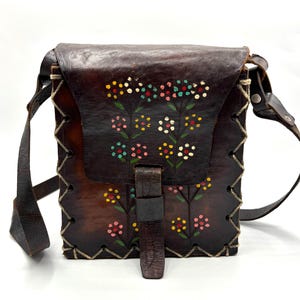 Bolso de hombro estilo hippie bohemio con diseño floral pintado a mano de cuero repujado vintage