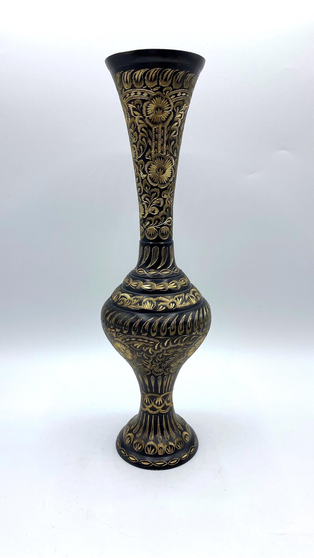 装飾的な金属製花瓶 真鍮製　中古品 ヴィンテージ風エッチング加工の真鍮製花瓶：磨き上げられた黒のインド