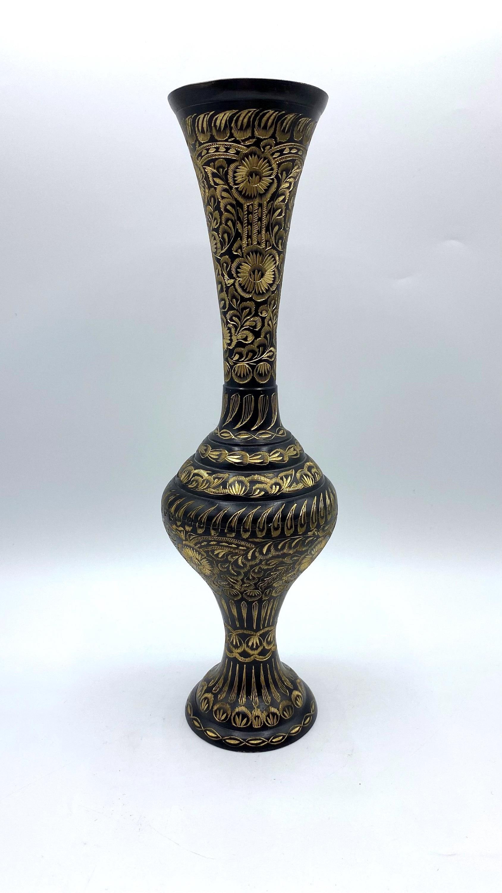 装飾的な金属製花瓶 真鍮製　中古品 ヴィンテージ風エッチング加工の真鍮製花瓶：磨き上げられた黒のインド
