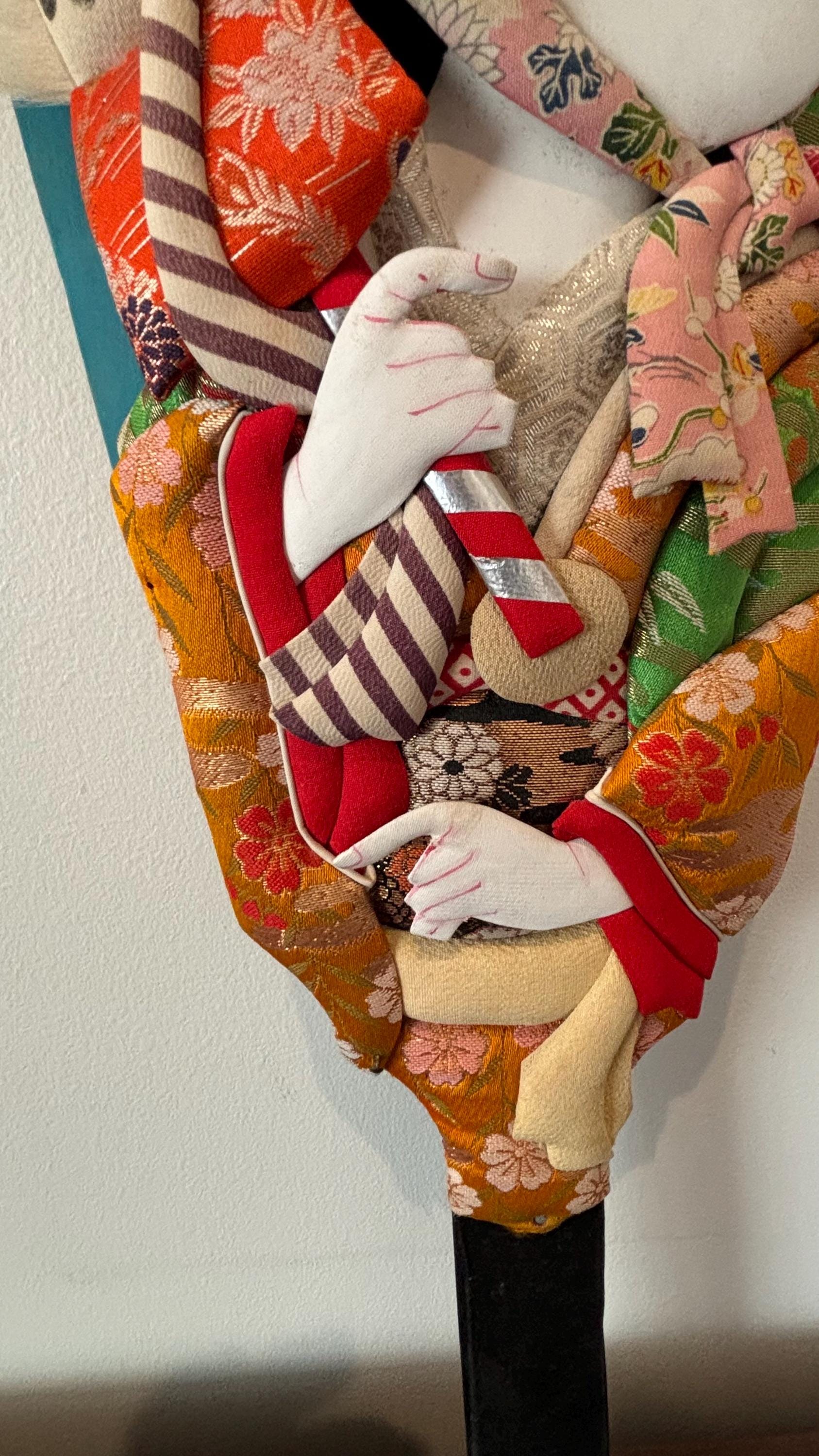 ヴィンテージの日本の羽子板：手彩色された芸者のレリーフ壁アート（22 