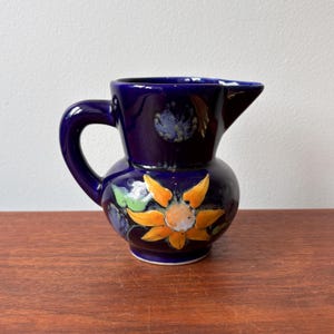 Jarra de crema vintage de cerámica azul cobalto con motivo de girasol pintado a mano