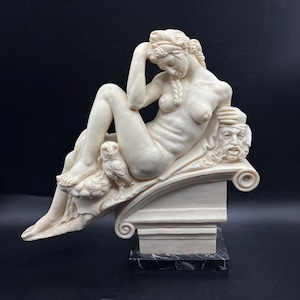 Fermalibri d&#39;epoca in alabastro italiano: sculture Notte e Giorno di Michelangelo, firmate Santini
