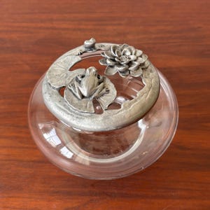 Tarro de cristal con tapa de peltre de Gaviota vintage de Canadá: Ranas y nenúfares