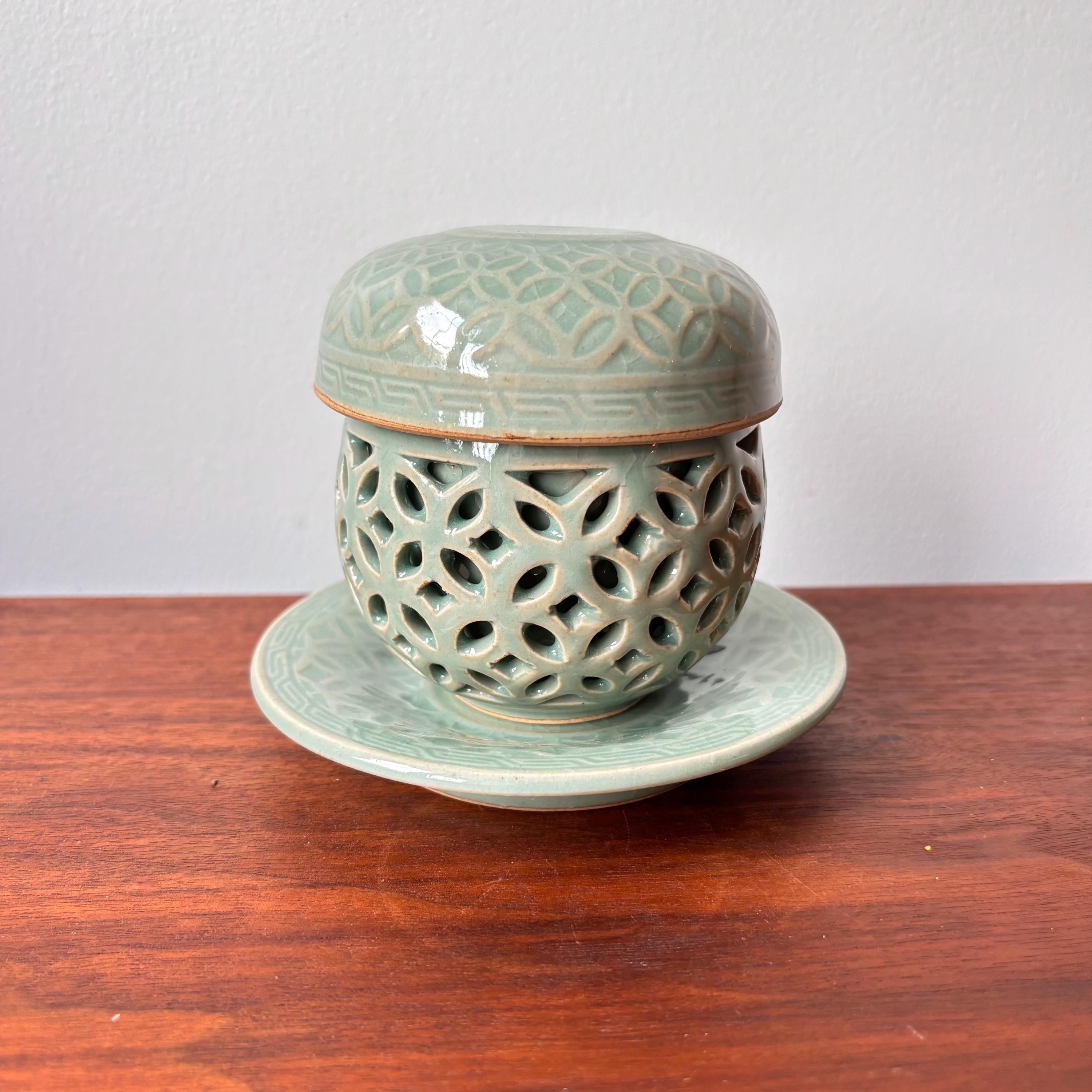 韓国の青磁茶碗と茶漉し：伝統的なチルボ透かし模様の磁器 - Etsy 日本