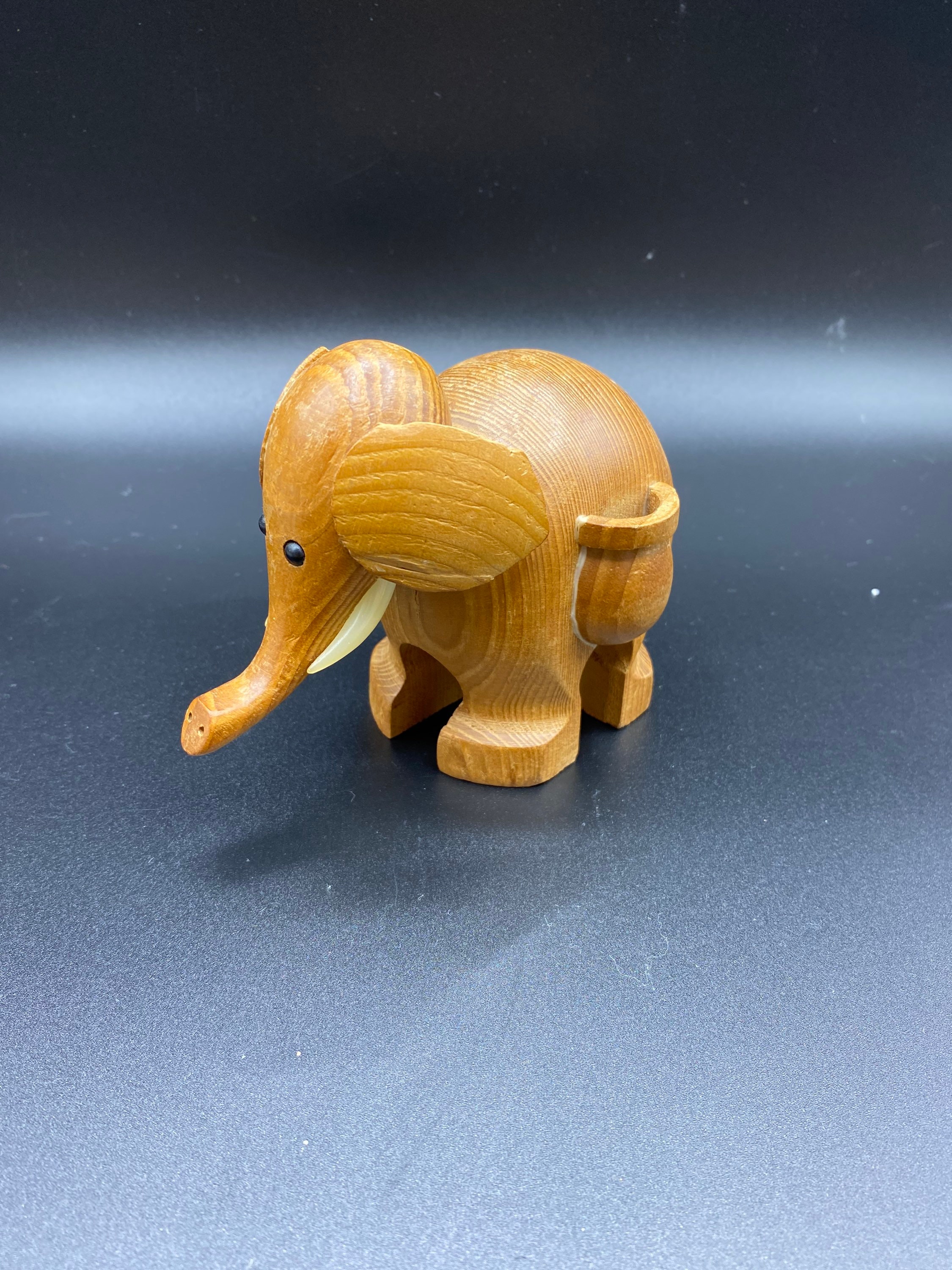 象2頭 置物 木彫りのゾウの置物（2頭）ユニークなデザイン／インテリア