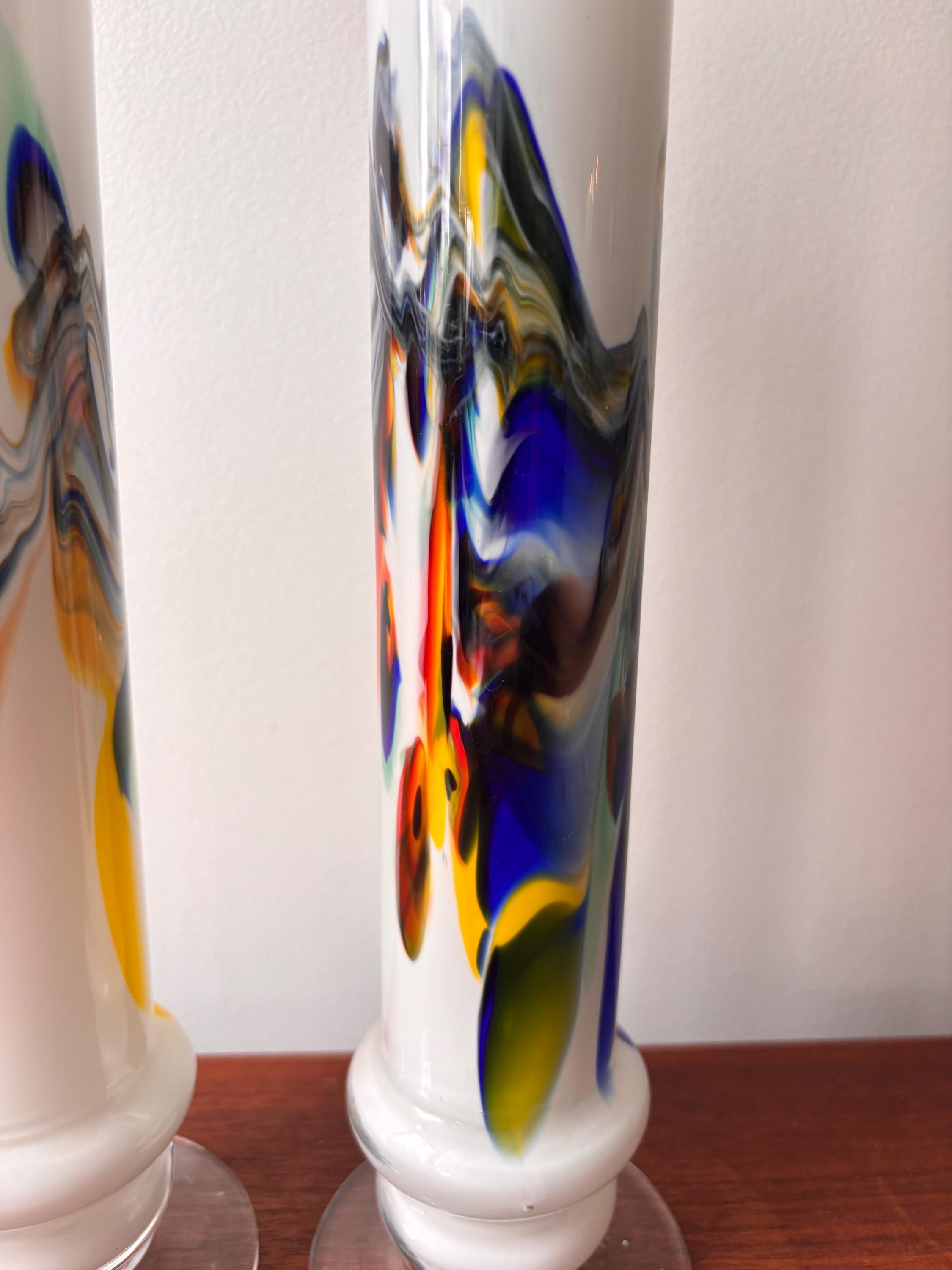 ヴィンテージ MCM アートガラス花瓶：マルチカラーの渦巻き模様の白い