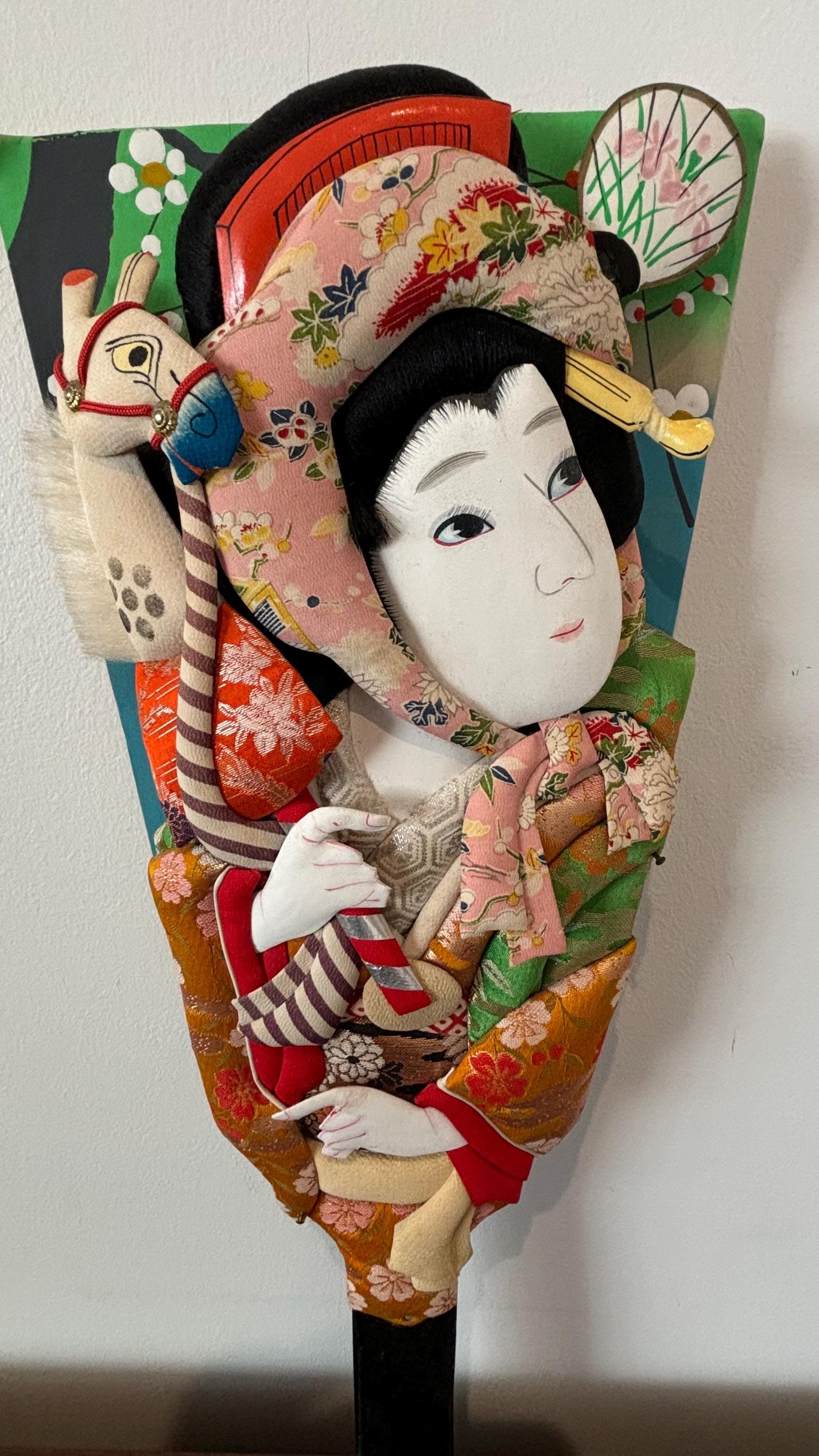 ヴィンテージの日本の羽子板：手彩色された芸者のレリーフ壁アート（22 